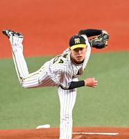 　ヤクルト打線相手に好投する先発の小川（撮影・飯室逸平）