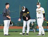 練習中、阪神・石井大智（左）にアドバイスする阪神・矢野燿大監督（中央）＝京セラドーム大阪（撮影・北村雅宏）