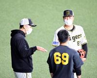 　矢野監督（左）は石井にアドバイスする（撮影・山口登）