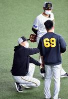 　矢野監督（左）は石井にアドバイスする（撮影・山口登）