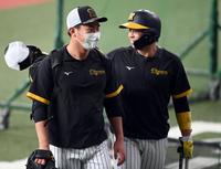 　梅野（右）と話をする桐敷（撮影・田中太一）