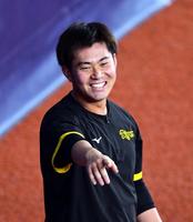 　練習中、笑顔を見せる桐敷（撮影・山口登）