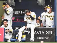 　５回、頭に手をやる矢野監督（右から３人目）＝撮影・北村雅宏