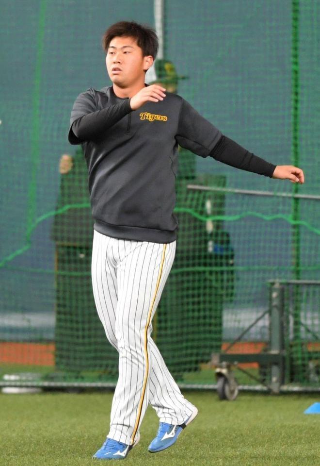 　ウオーミングアップする桐敷（撮影・北村雅宏）