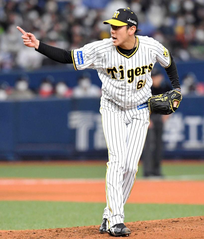 　４回、山田のスイングを確認する小川（撮影・北村雅宏）