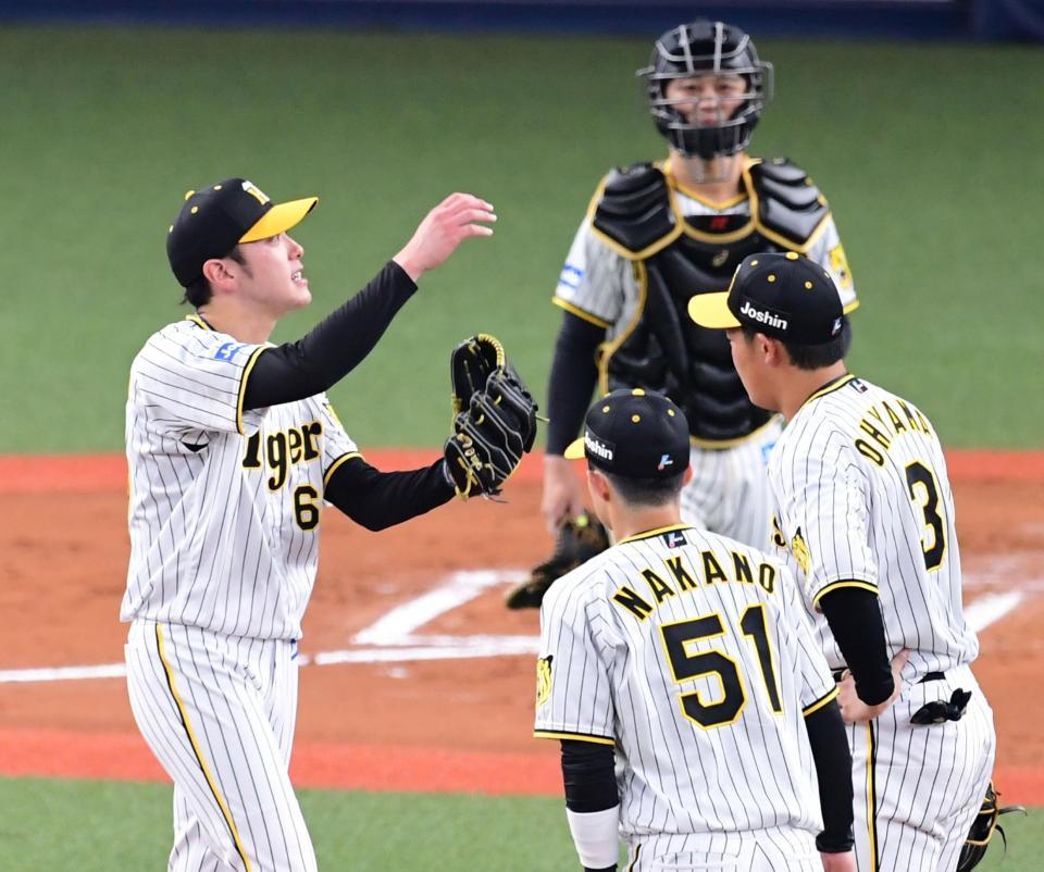 　６回、失点し降板する小川（右）＝撮影・山口登