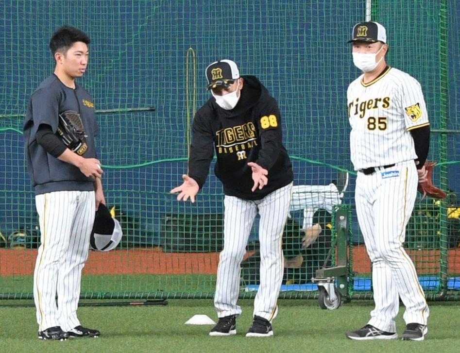 練習中、阪神・石井大智（左）にアドバイスする阪神・矢野燿大監督（中央）＝京セラドーム大阪（撮影・北村雅宏）