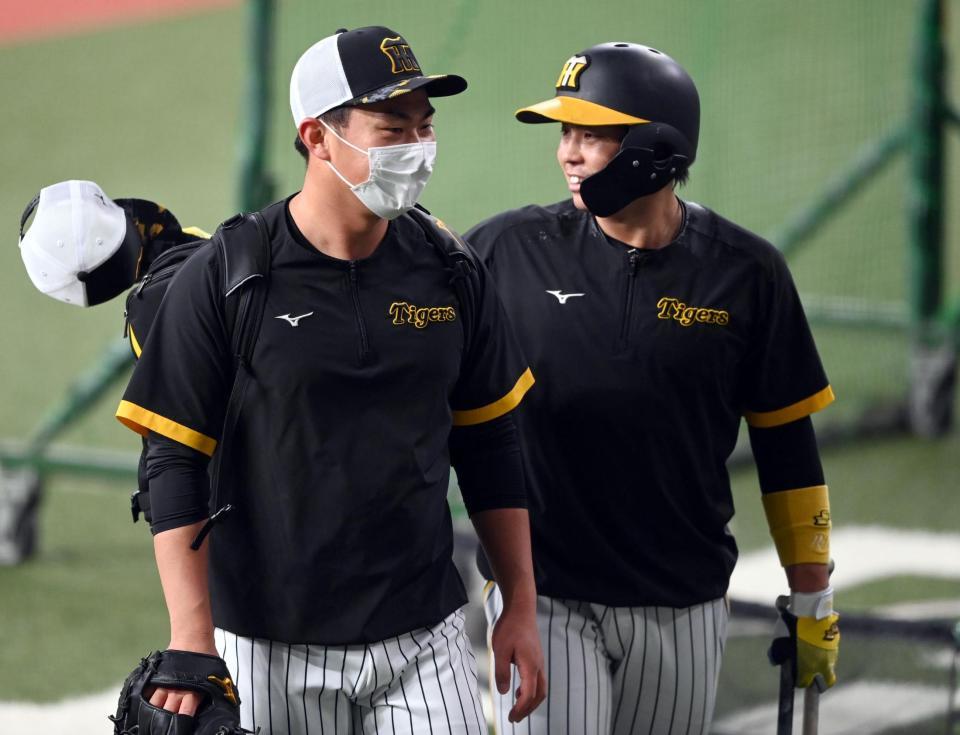 　梅野（右）と話をする桐敷（撮影・田中太一）