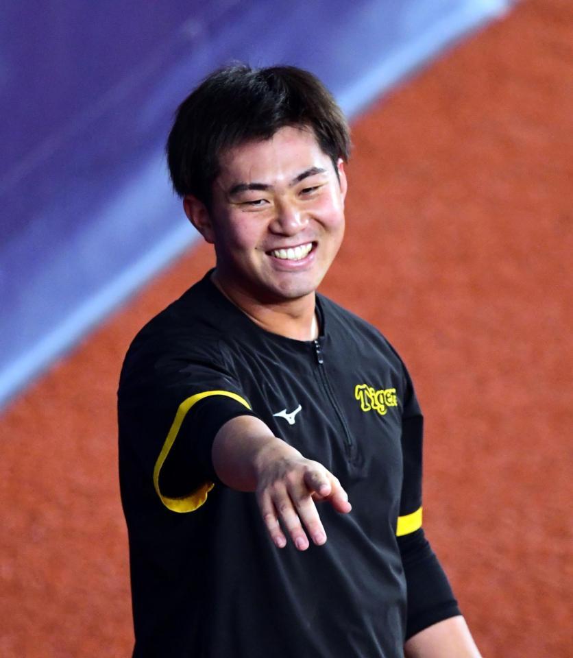 　練習中、笑顔を見せる桐敷（撮影・山口登）