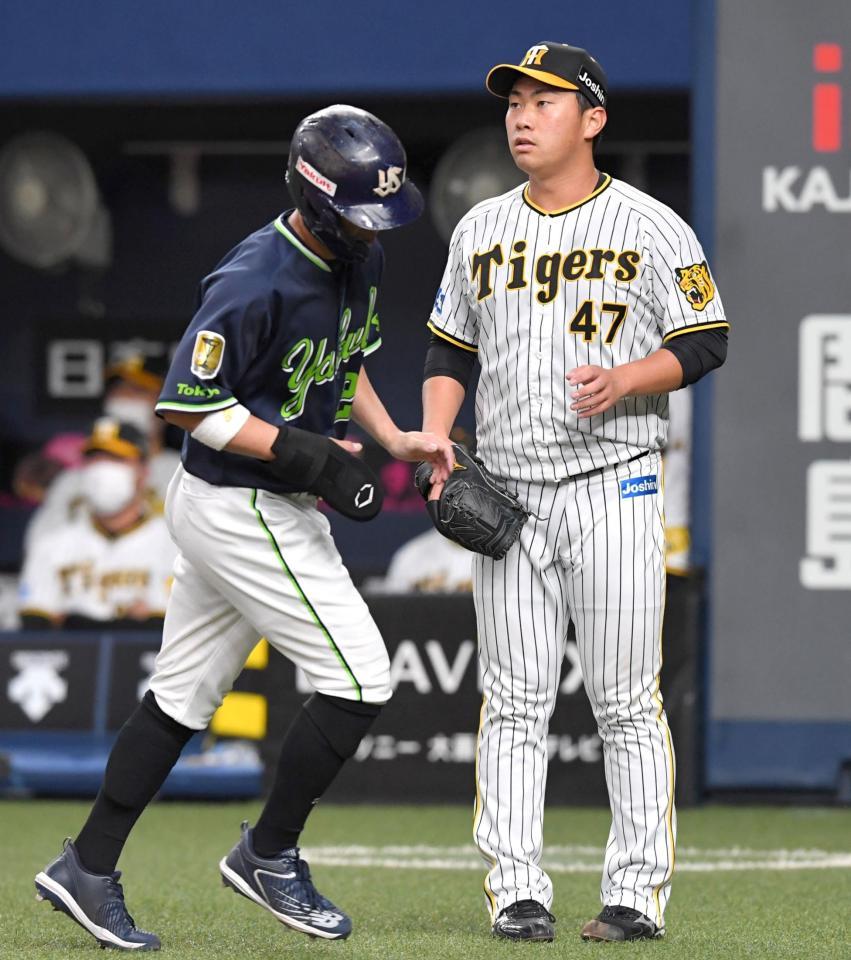 ６回、村上に適時打を浴びて青木の生還を許した桐敷は、ぼう然とする＝京セラドーム大阪（撮影・北村雅宏）