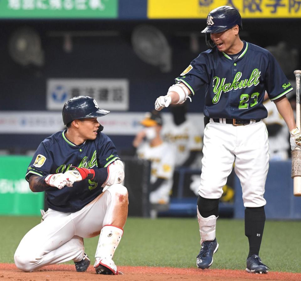 　７回、ランニングホームランを放った塩見は青木（右）に迎えられる（撮影・北村雅宏）