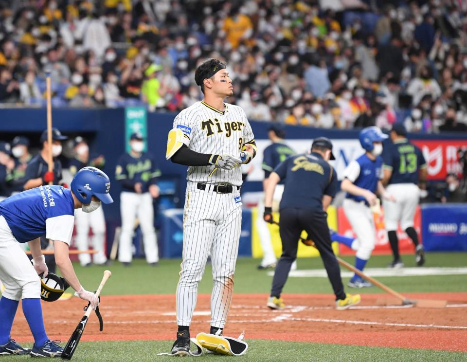 　５回、空振り三振に倒れ、立ち尽くす佐藤輝（撮影・田中太一）