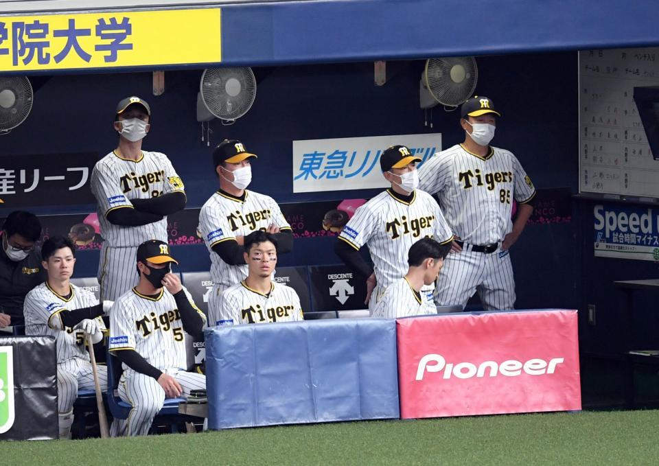 　開幕から３連敗。試合終了し暗いムードの矢野監督（中央右）ら阪神ナイン（撮影・山口登）