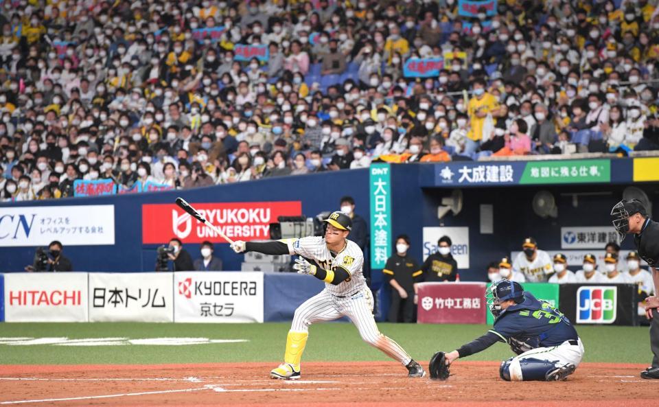 　５回、空振り三振に倒れる佐藤輝（撮影・北村雅宏）