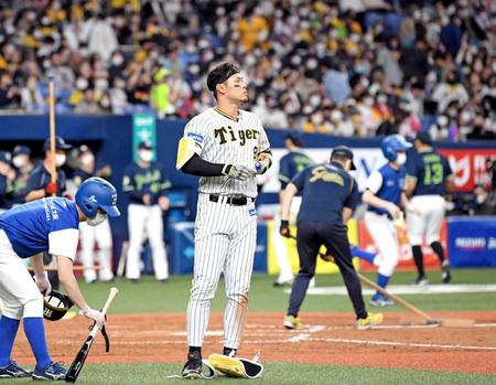　５回、空振り三振に倒れ、立ち尽くす佐藤輝（撮影・田中太一）