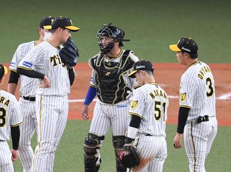 　２７日のヤクルト戦で斎藤（左）に声をかける梅野＝京セラ