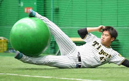 　バランスボールでトレーニングする桐敷