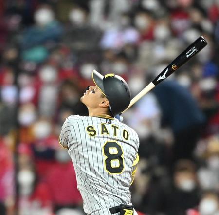 ４回阪神無死、遊飛に倒れる阪神・佐藤輝明＝マツダスタジアム（撮影・飯室逸平）