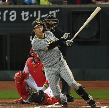 ６回、勝ち越しとなる左犠飛を放つ大山（撮影・田中太一）