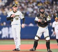 　マウンドの小川（左）に声をかける坂本＝２６日、京セラ