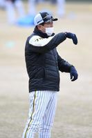 選手に指示を出す平田２軍監督＝鳴尾浜球場（撮影・石井剣太郎）