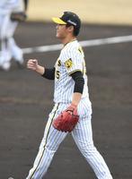 ５回、得点を許さず投げ終えガッツポーズする西純＝鳴尾浜球場（撮影・石井剣太郎）