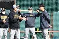 斎藤（右）と話する矢野監督（撮影・飯室逸平）