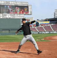 キャッチボールする佐藤輝（撮影・飯室逸平）
