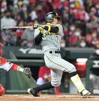 ６回、同点に追いつく二ゴロを放つ糸井（撮影・立川洋一郎）