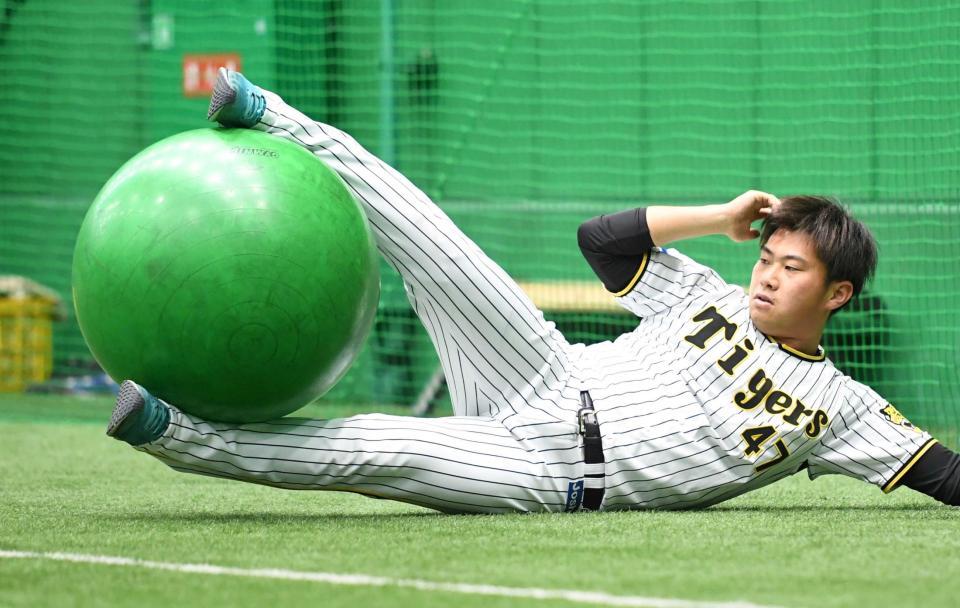 　バランスボールでトレーニングする桐敷