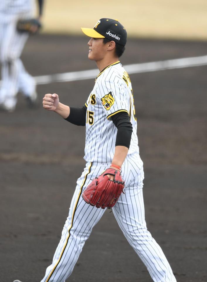 ５回、得点を許さず投げ終えガッツポーズする西純＝鳴尾浜球場（撮影・石井剣太郎）