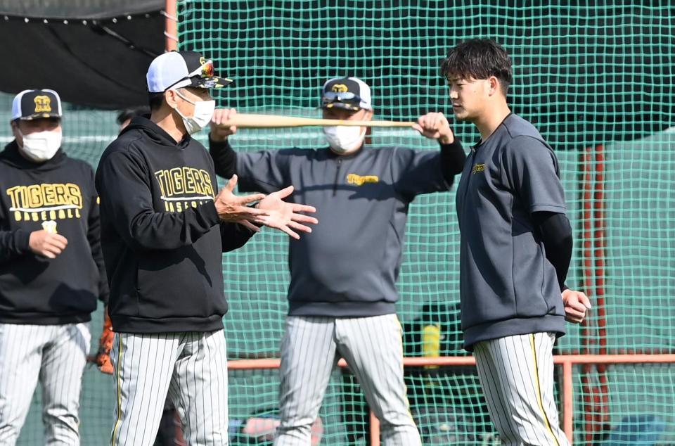 斎藤（右）と話する矢野監督（撮影・飯室逸平）