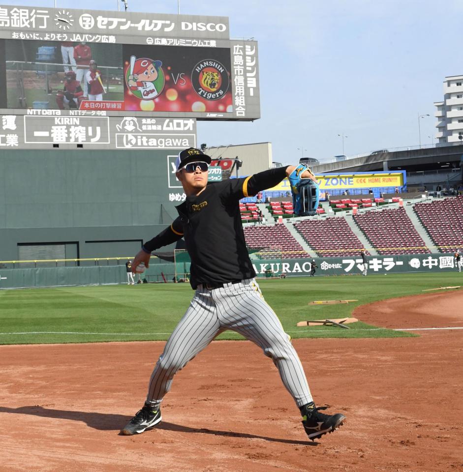 キャッチボールする佐藤輝（撮影・飯室逸平）