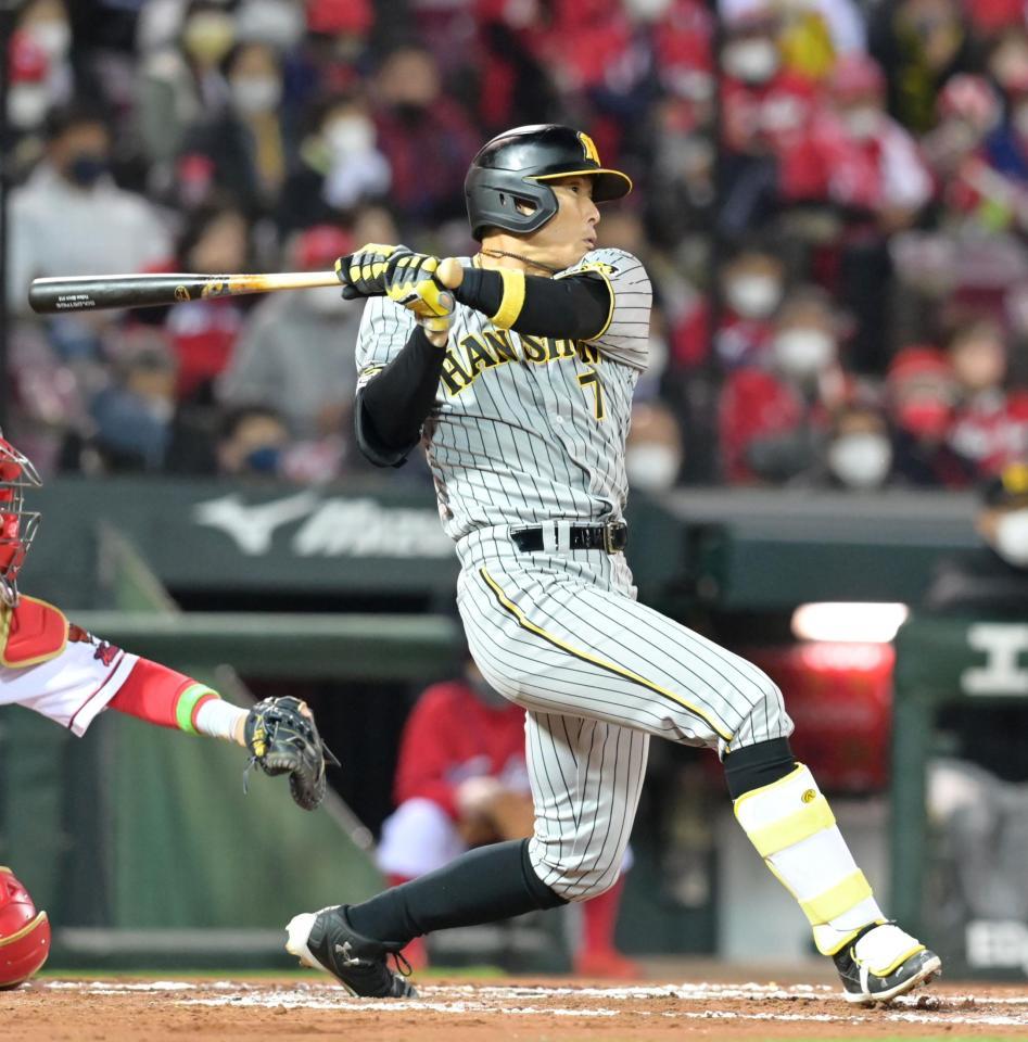 ６回、同点に追いつく二ゴロを放つ糸井（撮影・立川洋一郎）