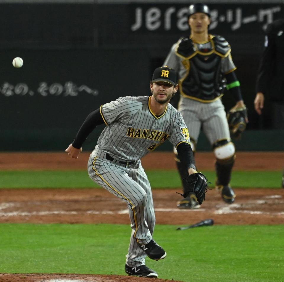 ９回、長野の打球をはじくケラー（撮影・田中太一）