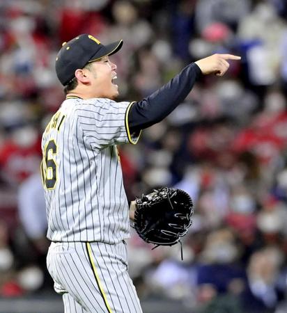 　６回、坂倉の打球を好捕した中野を笑顔でたたえる西勇（撮影・立川洋一郎）