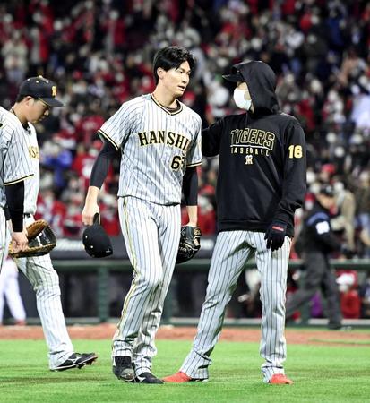 　サヨナラ打を打たれた湯浅に声をかける西勇