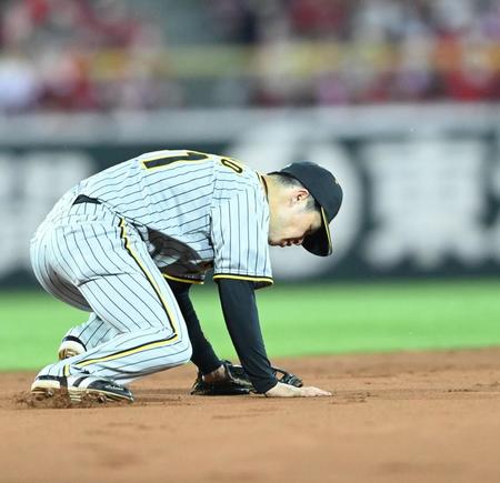 　６回、末包の打球をトンネルする中野（撮影・飯室逸平）