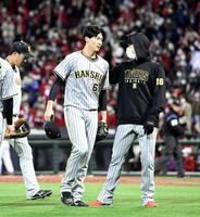 　サヨナラ打を打たれた湯浅に声をかける西勇