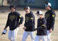 　練習中、笑顔を見せる青柳（右から２人目、右端は藤浪）＝撮影・坂部計介