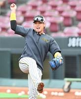 　スローイング練習をする梅野（撮影・飯室逸平）