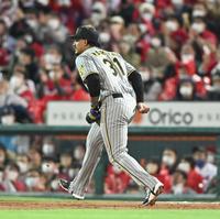 　６回、坂倉の打球をはじくマルテ（撮影・飯室逸平）