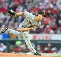 　力投する先発の伊藤将（撮影・飯室逸平）