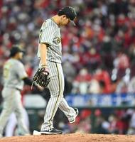 　６回、勝ち越しを許し悔しがる伊藤将（撮影・飯室逸平）