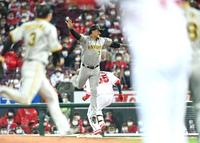 　８回、大山の送球が大きく逸れ、追加点を許す（撮影・飯室逸平）