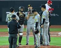 　６回、ピンチとなりマウンドに集まって話し込む伊藤将と坂本ら野手陣（撮影・田中太一）