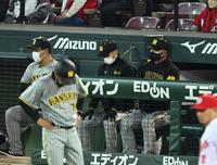 　９回、敗色濃厚となりベンチで下を向く矢野監督（撮影・田中太一）