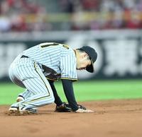 　６回、末包の打球をトンネルする中野（撮影・飯室逸平）