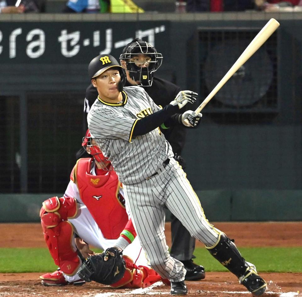 　６回、勝ち越の犠飛を放つ大山（撮影・田中太一）