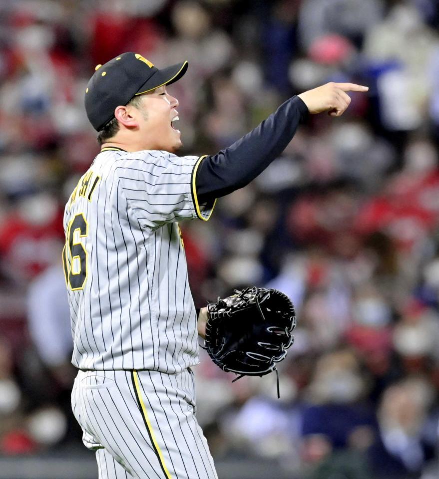 　６回、坂倉の打球を好捕した中野を笑顔でたたえる西勇（撮影・立川洋一郎）